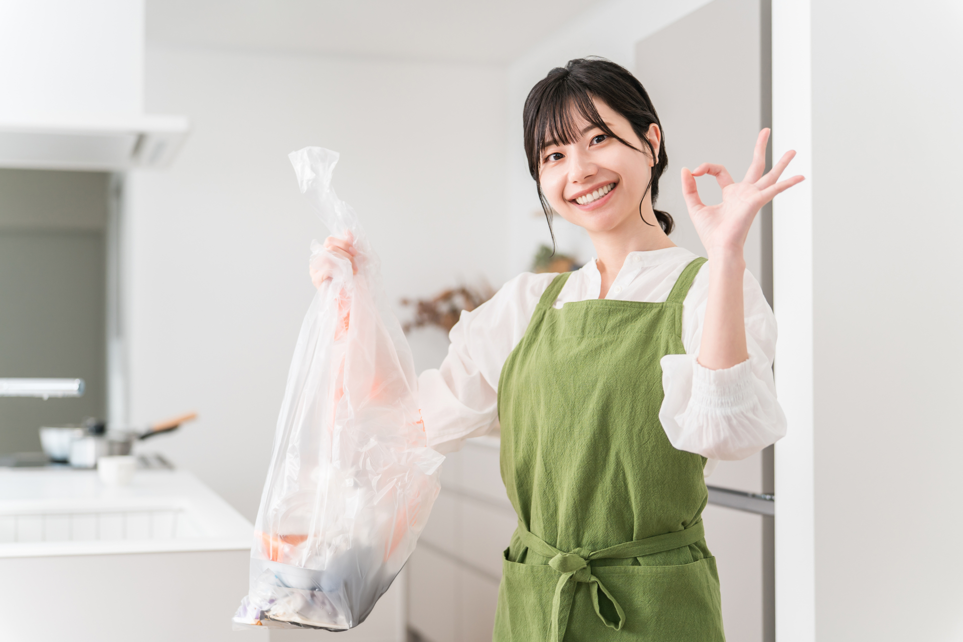 生ごみの処理から解放されて笑顔の女性